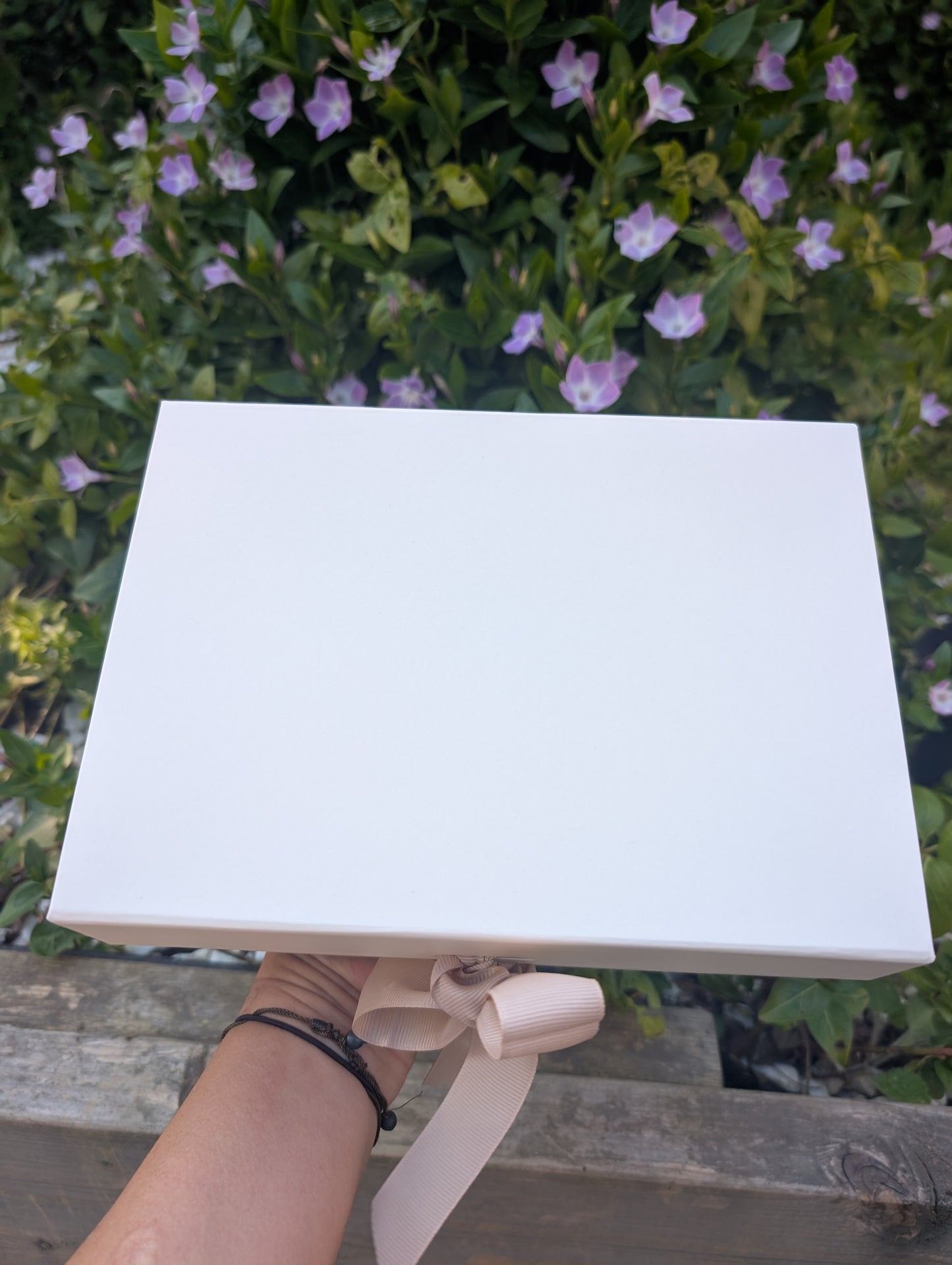 Magnetic folding gift boxes