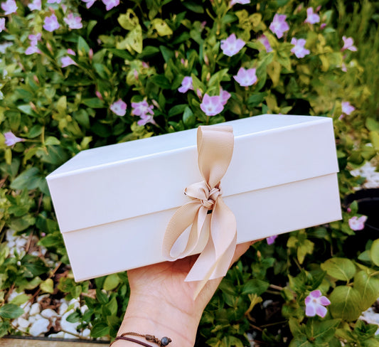 Magnetic folding gift boxes